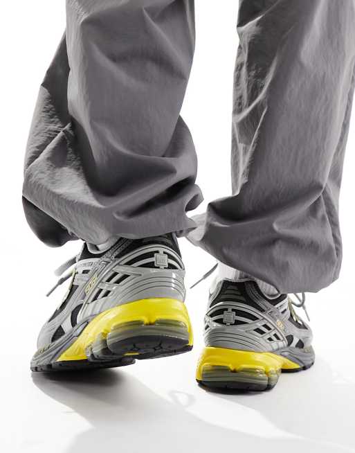 New Balance - 1906 - Sneakers in donkergrijs en geel, 4 van 5