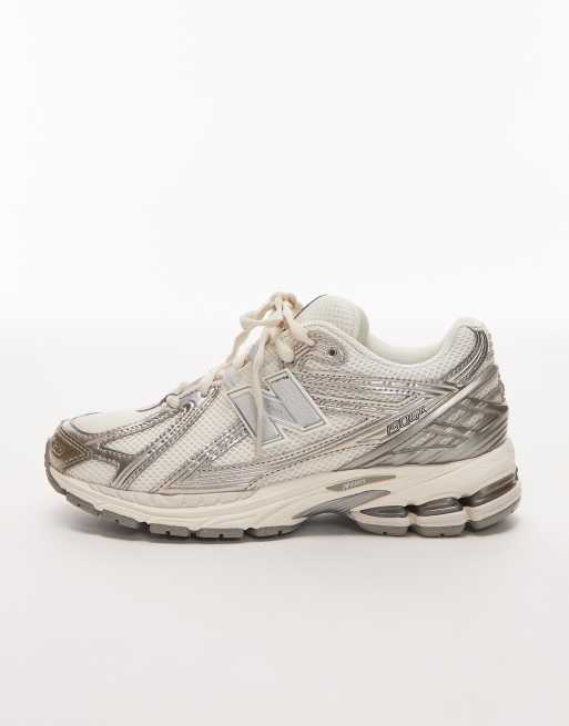 New Balance - 1906 - Sneakers in gebroken wit en metallic zilver, 2 van 5