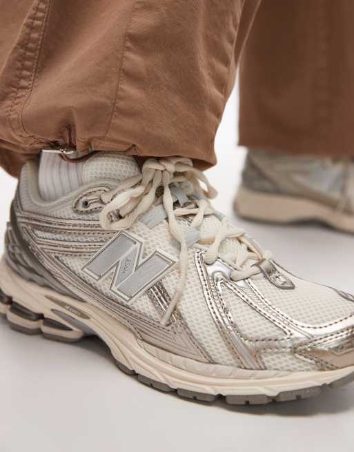 New Balance - 1906 - Sneakers in gebroken wit en metallic zilver, 3 van 5