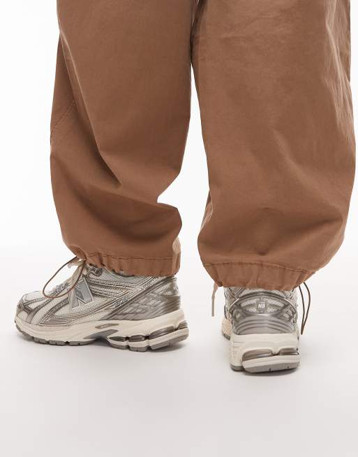 New Balance - 1906 - Sneakers in gebroken wit en metallic zilver, 4 van 5