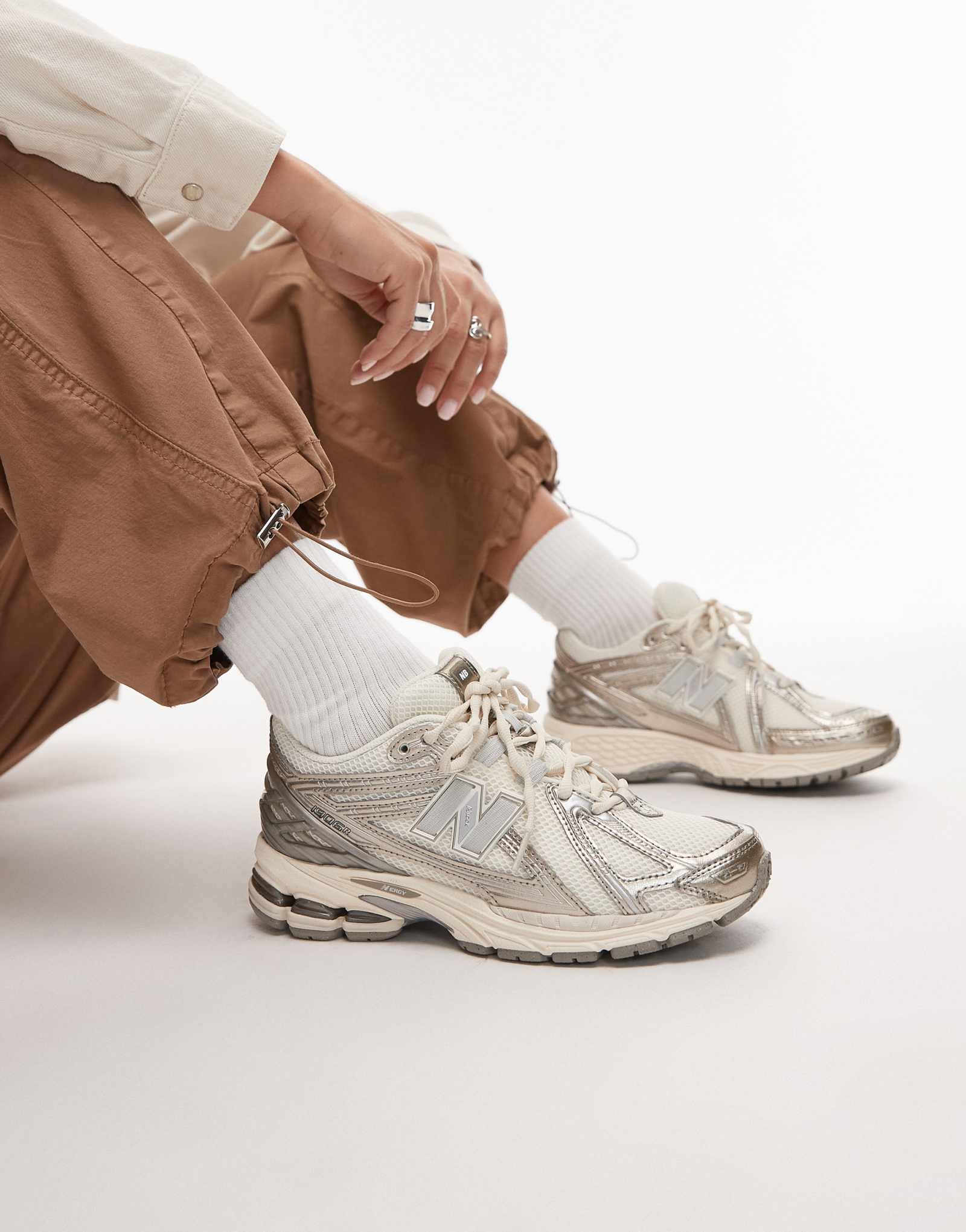 Кроссовки New Balance 1906 темно-белого и серебристого цвета с металлическим отливом