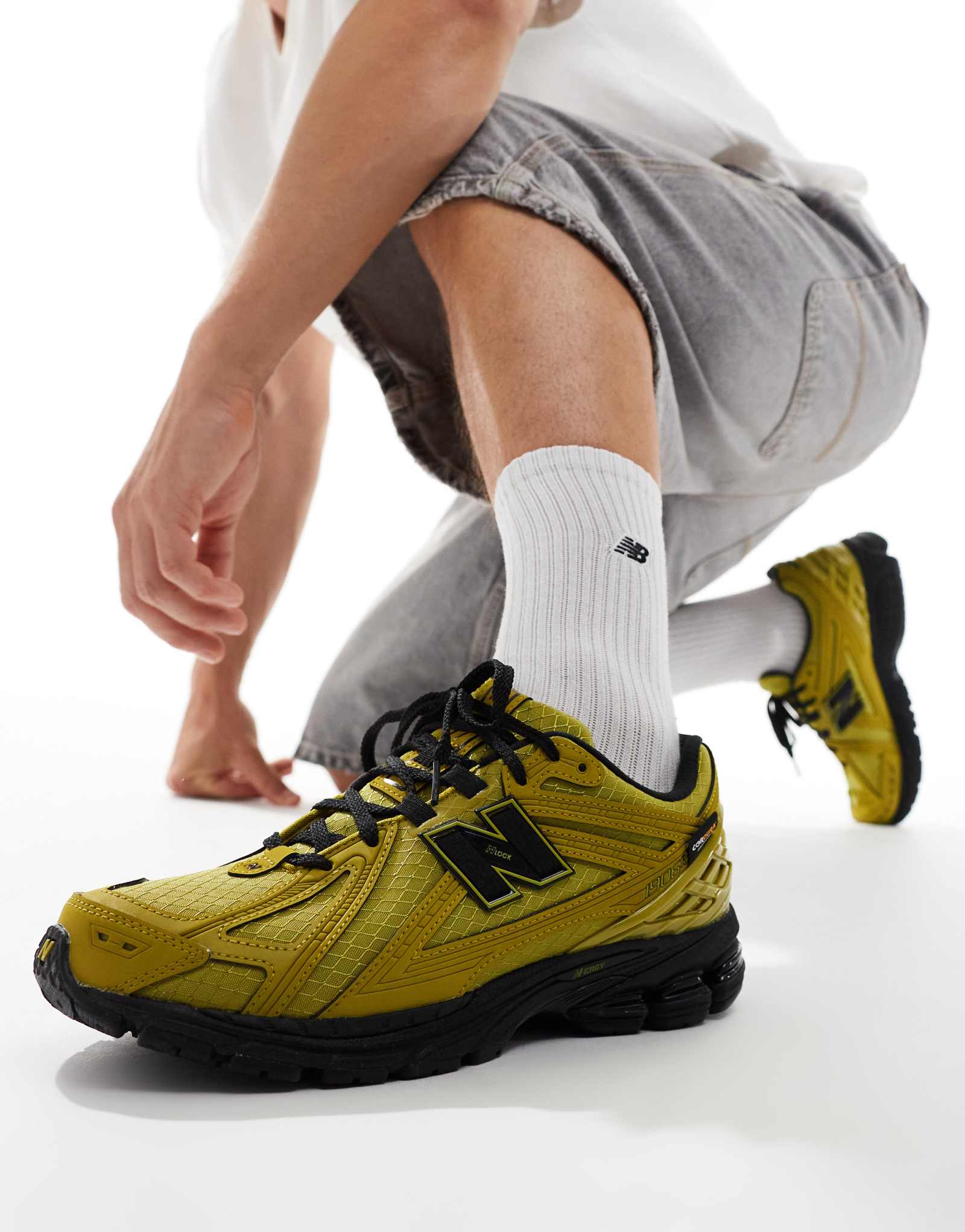 Кроссовки New Balance 1906 горчичного цвета с черными деталями
