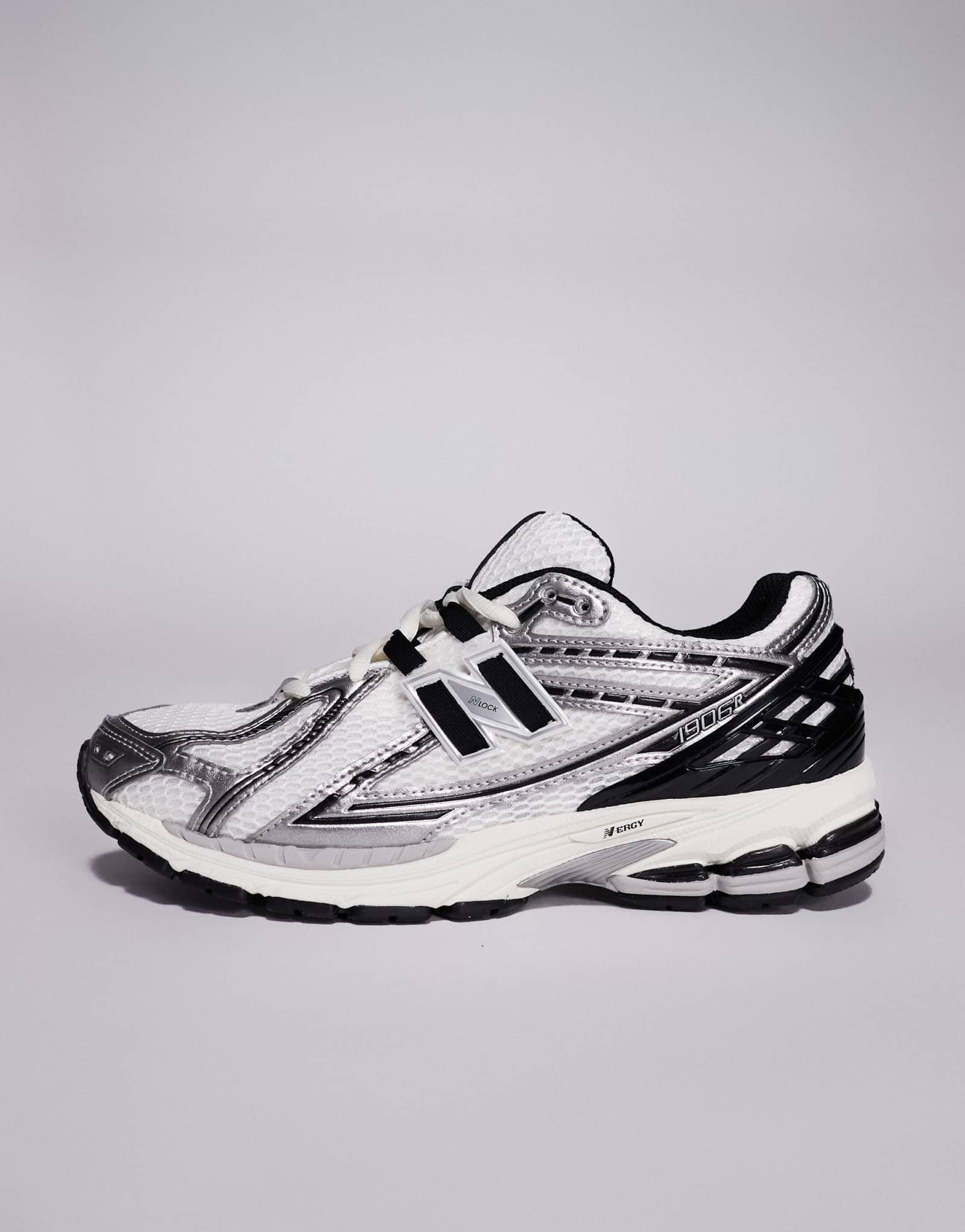 Белые кроссовки New Balance 1906 с серебристыми и черными деталями 29990₽