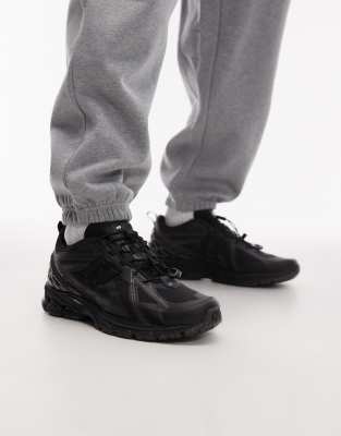  1906 toggle unisex trainers in triple black