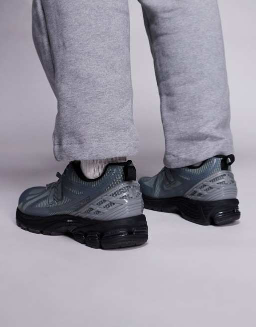 New Balance – 1906 – Unisex-Sneaker in Grau und Schwarz mit Knebelknopf, 3 von 5