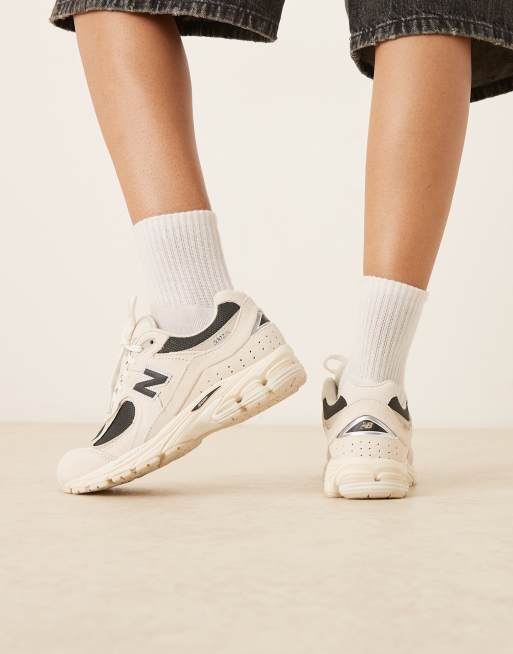 New Balance – 2002 – Beige och svarta träningsskor, 3 av 5