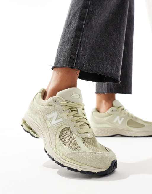 New Balance 2002 elements unisex trainers in green Exclusive at CerbeShops