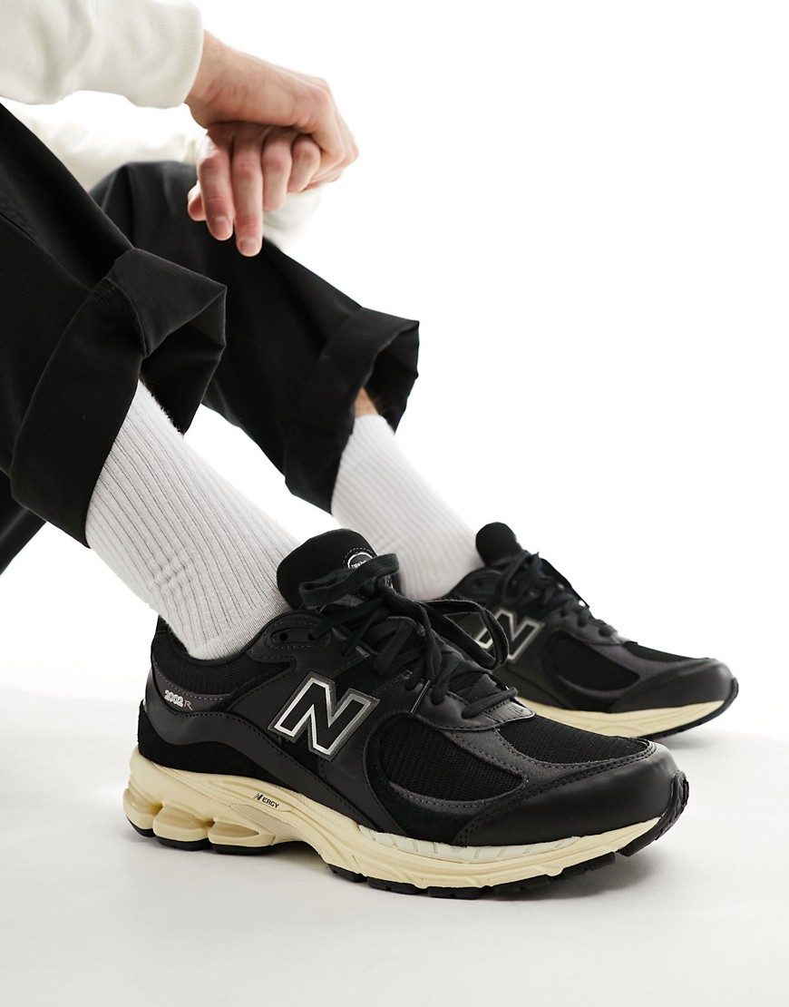 New Balance 2002 leather trainers in black