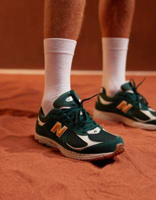 New Balance - 2002 - Sneaker in Grün und Gold im College-Stil, exklusiv bei ASOS