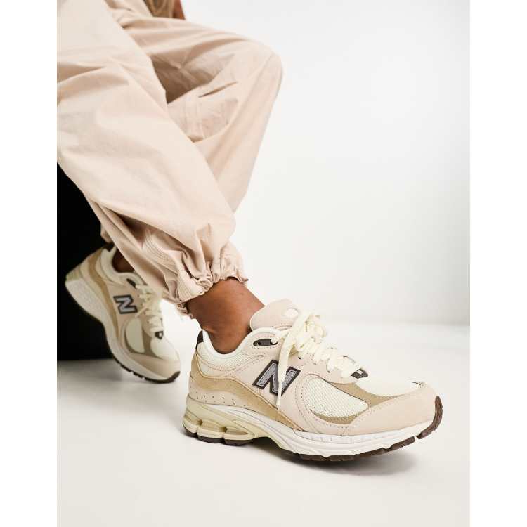 New Balance 2002 Sneaker in Hellbraun exklusiv bei ASOS