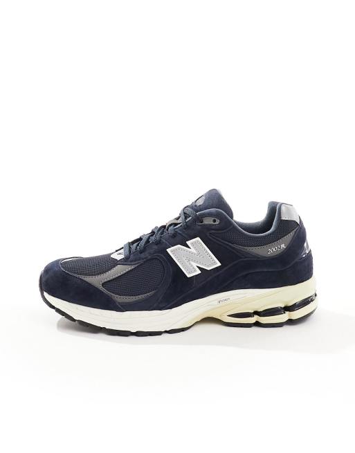 New Balance 2002 sneakers in black