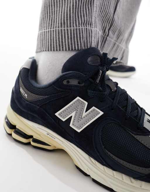 New Balance 2002 sneakers in black