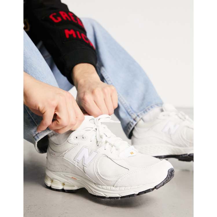 New Balance 2002 Sneakers in gebroken wit ASOS
