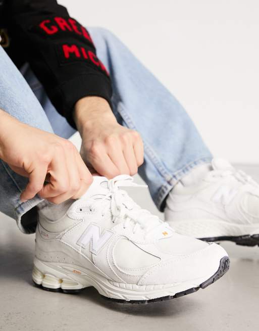 New Balance 2002 sneakers in off white