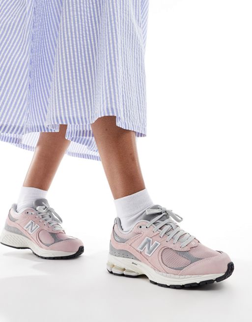 New Balance 2002 sneakers in pink 