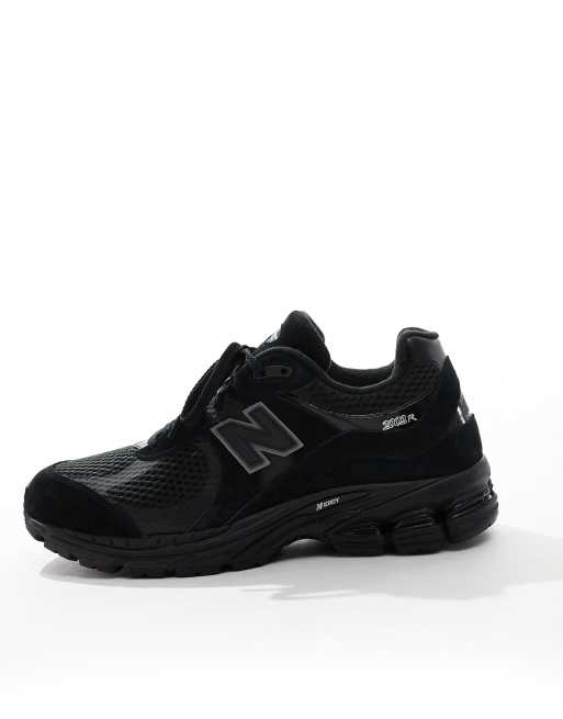 New Balance 2002 sneakers in triple black | ASOS