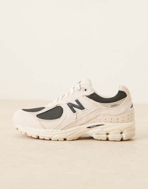 New Balance 2002 trainers in beige and black - view 2