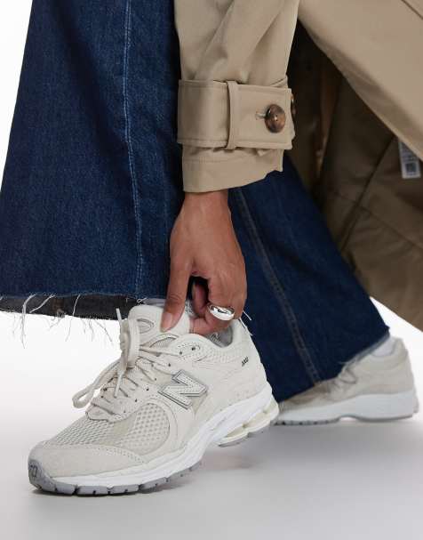 New Balance 2002 trainers in beige - view 1