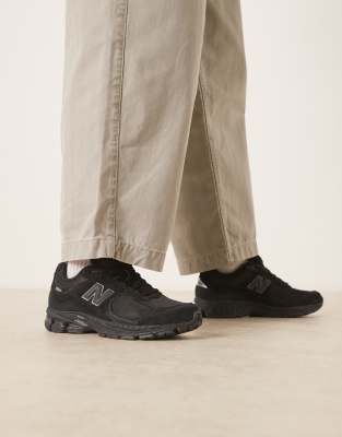  2002 trainers in triple black