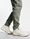 [New Balance] New Balance 2002 unisex sneakers in off white 40.5 Off white