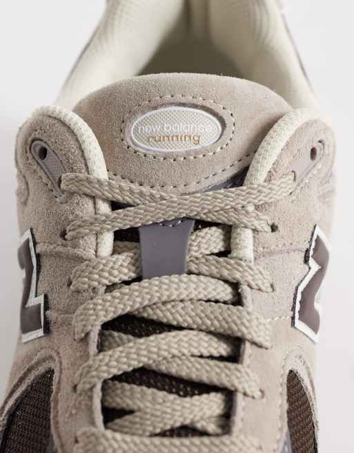 New Balance 2002R sneakers in taupe, 3 of 5