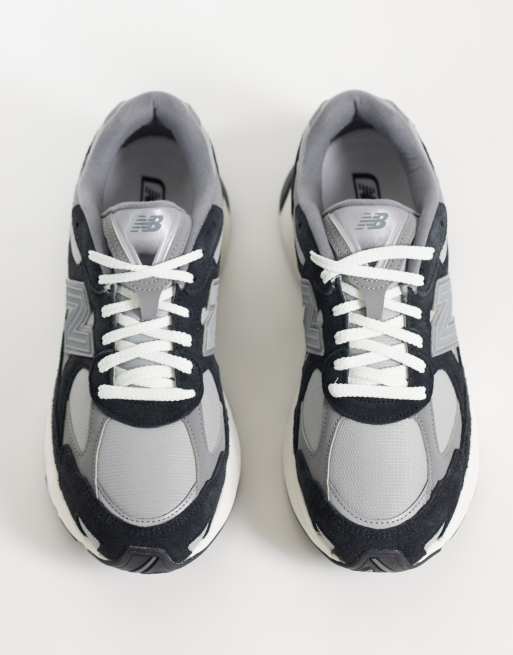 New Balance 2010 sneakers in zwart en grijs, 2 van 5