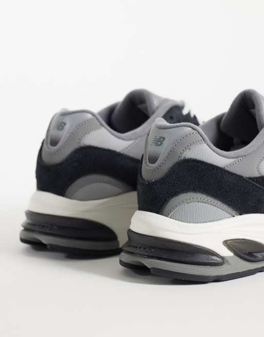 New Balance 2010 sneakers in zwart en grijs, 4 van 5