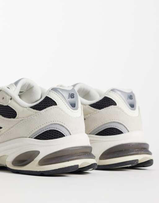 New Balance 2010 trainers in white and black, 2 of 5