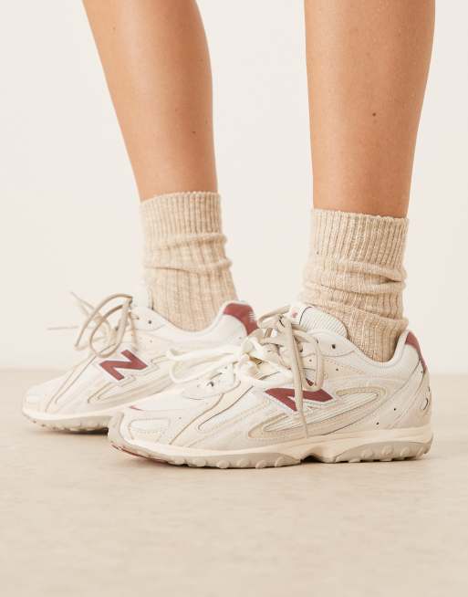 New Balance - 204L - Råhvide sneakers med røde detaljer i ruskind, 2 af 5