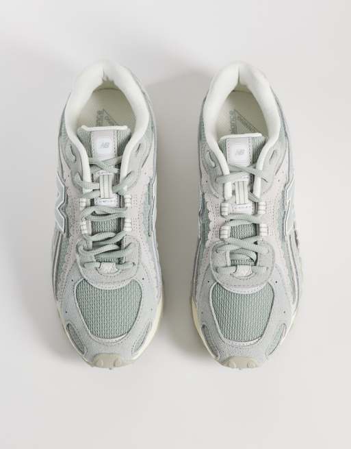 New Balance 204L scallop sneakers in grey and sage green, 2 of 5