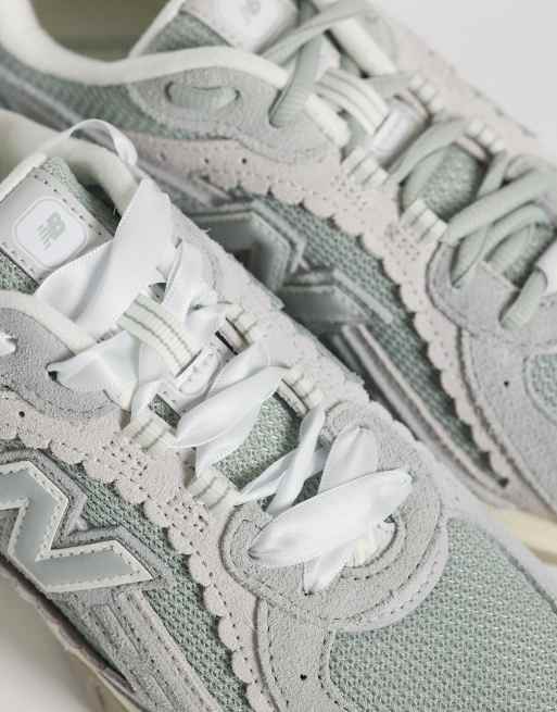New Balance 204L scallop sneakers in grey and sage green, 3 of 5