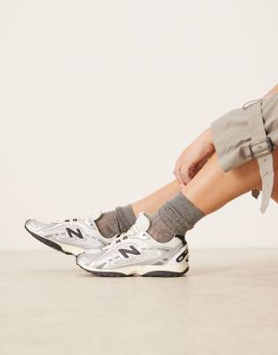  204L sneakers  and black