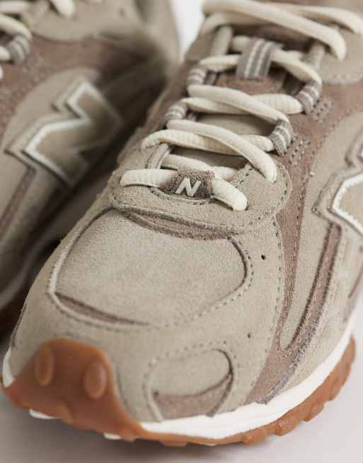 New Balance 204L suede sneakers in beige and brown, 4 of 5