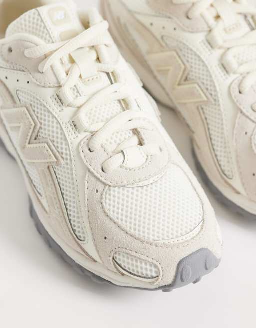 New Balance 204L trainers in white, 4 of 5
