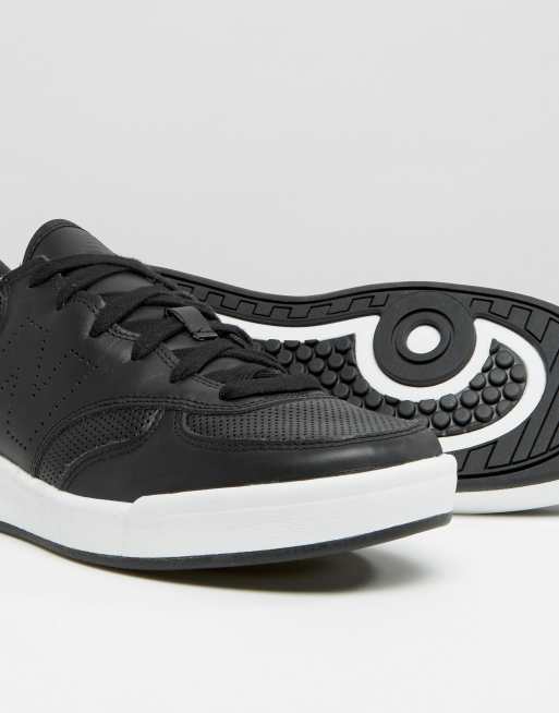 New Balance 300 Court Sneakers in zwart