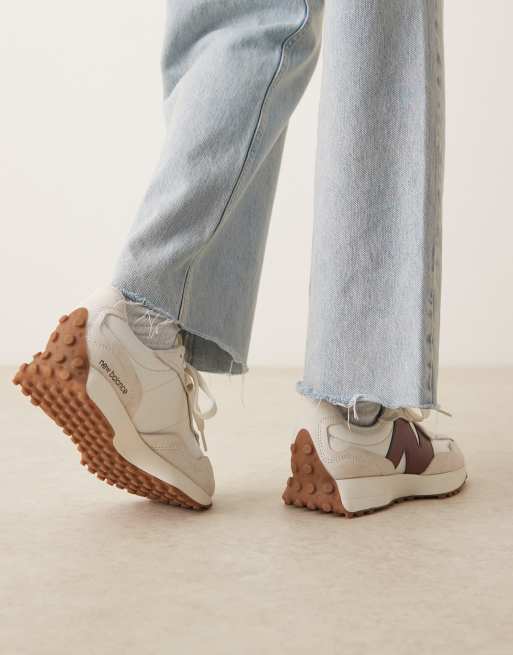 New Balance - 327 - Råhvide sneakers med gummisål og brune detaljer, 4 af 5