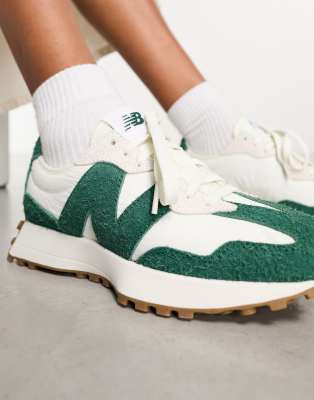 New Balance - 327 - Sneaker in Weiß und Grün, exklusiv bei ASOS