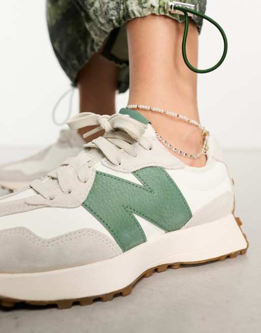 New Balance – 327 – Sneaker in Weiß und Grün ASOS