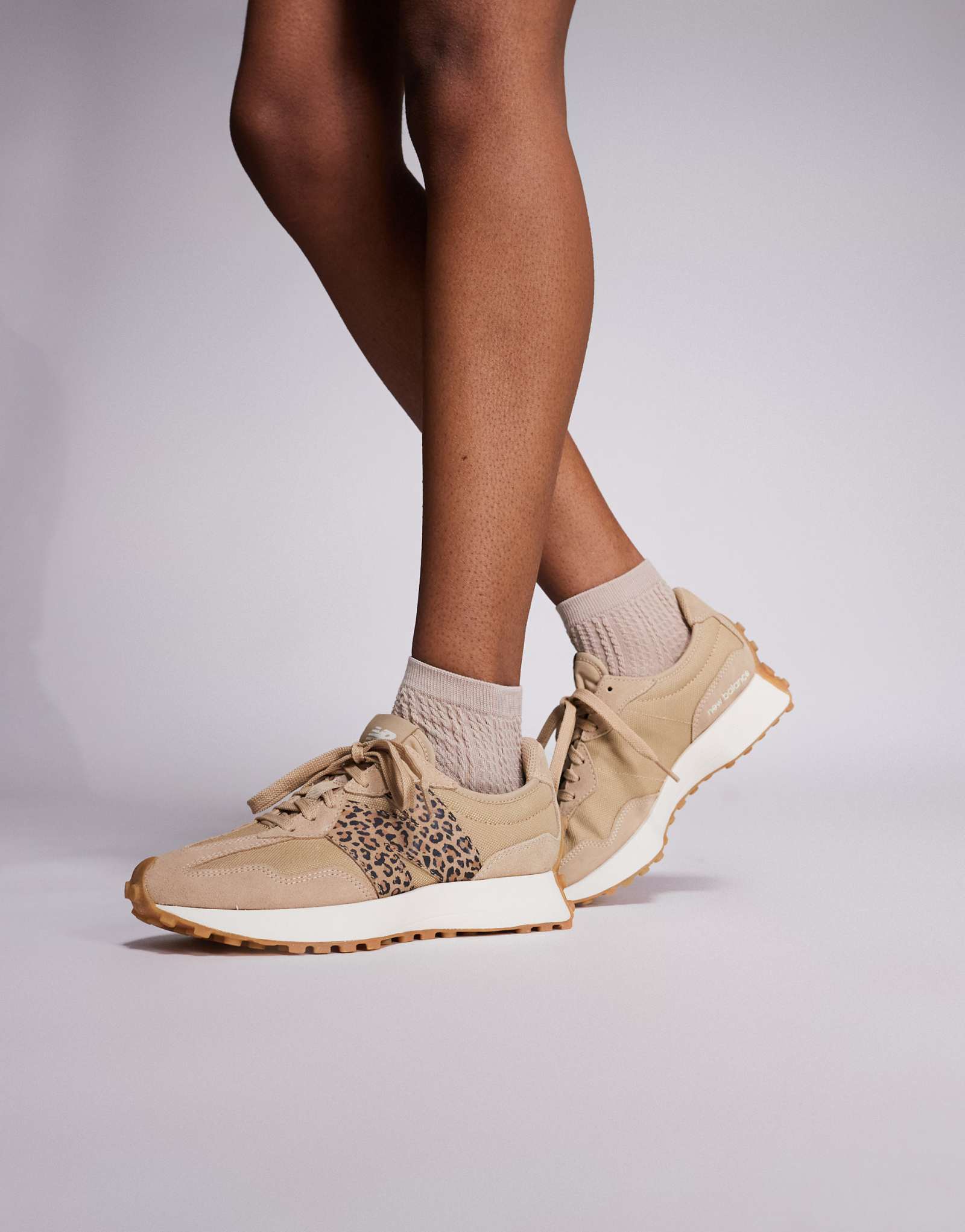 Женские кроссовки New Balance с леопардовым принтом, бежевые