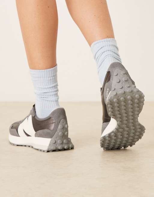 New Balance - 327 - Sneakers in grijs en zilver, 4 van 5