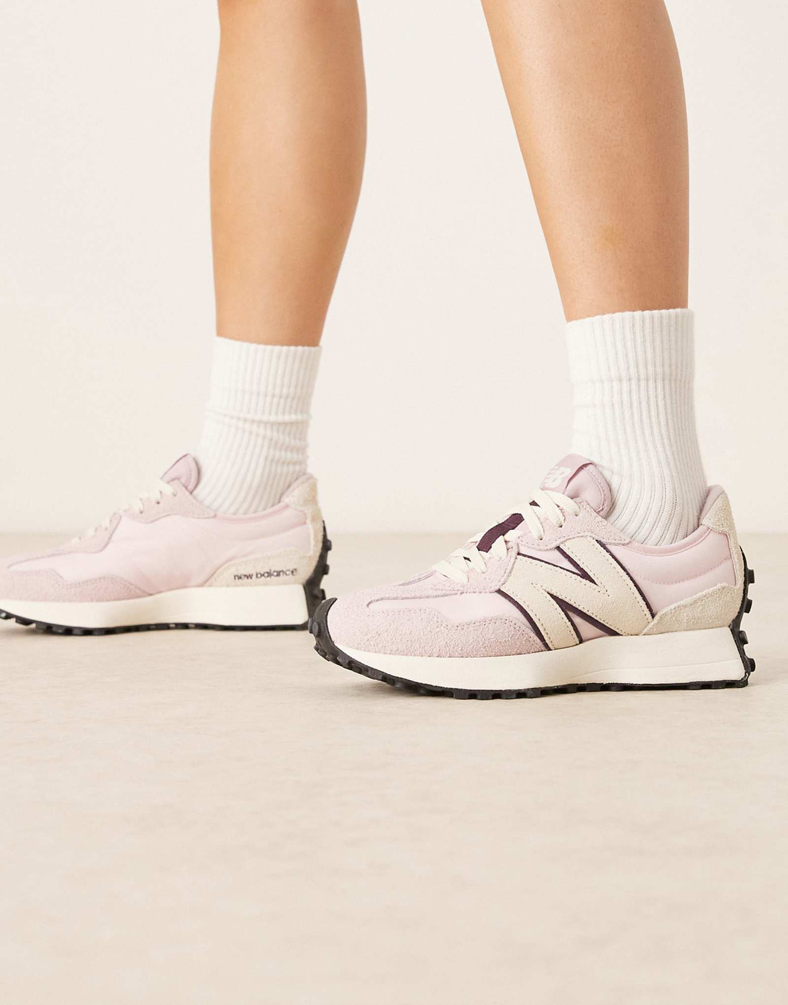 Кроссовки New Balance 327 светло-розового цвета с кремовыми деталями