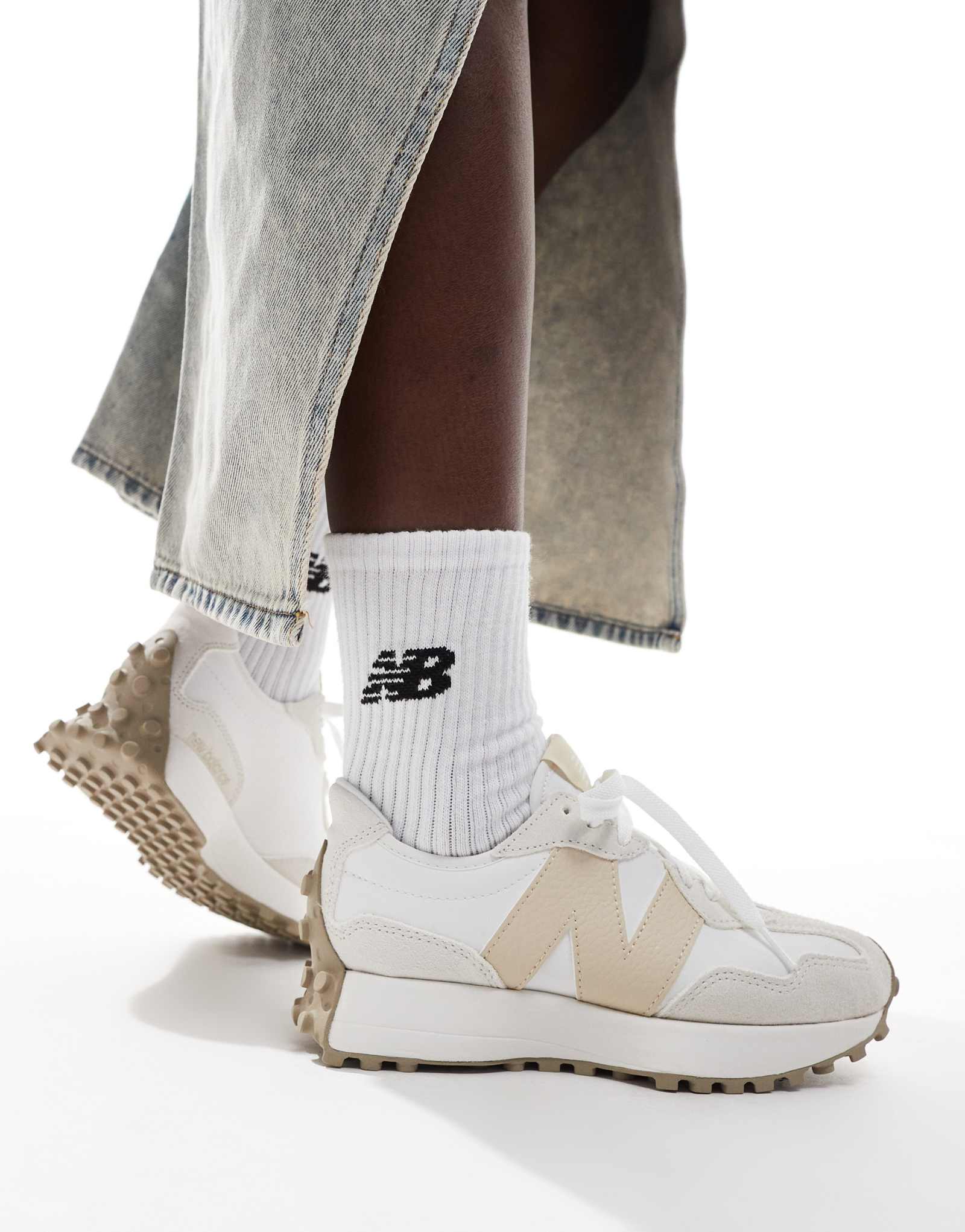 Белые кроссовки New Balance 327 с серыми и бежевыми деталями