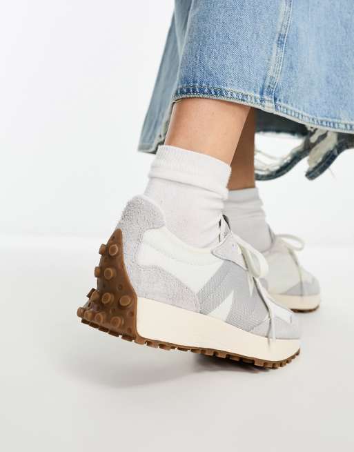 New Balance - 327 -Sneakers in wit en grijs, exclusief bij ASOS, 2 van 4