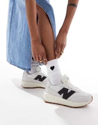 New Balance – 370 – Naturvita och svarta sneakers - view 1