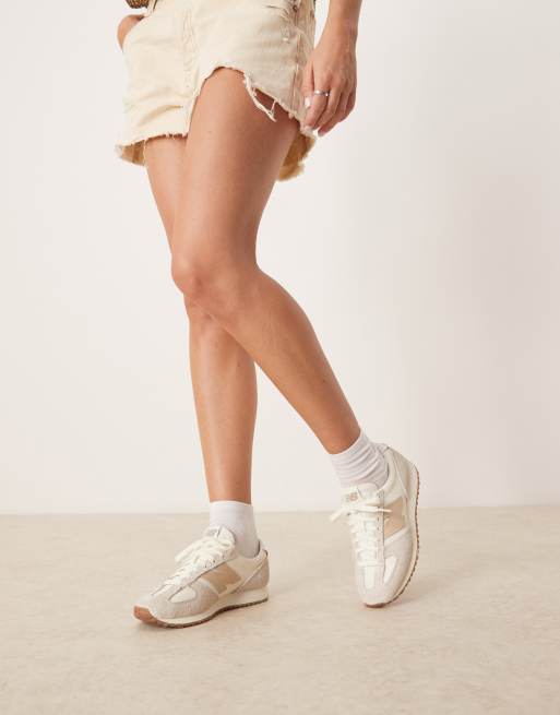 New Balance 471 trainers in off white and taupe , 3 of 5