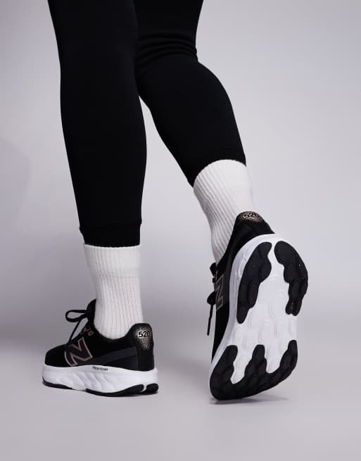 New Balance 520 running trainers in black, 3 of 5