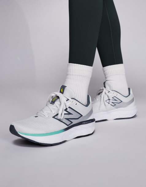 New Balance 520 running trainers in off white and green - view 1