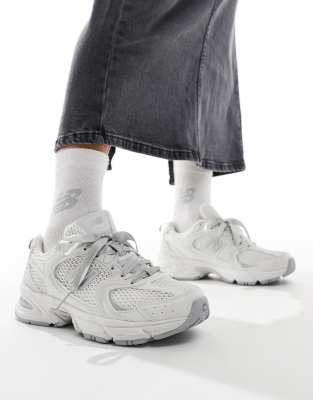 New Balance - 530 - Sneaker in Silber mit Schnürsenkeln im Schleifenband-Design, exklusiv bei ASOS