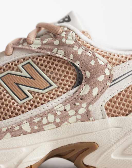 New Balance – 530 – Sneaker in Taupe mit Rehfell-Print, 3 von 5