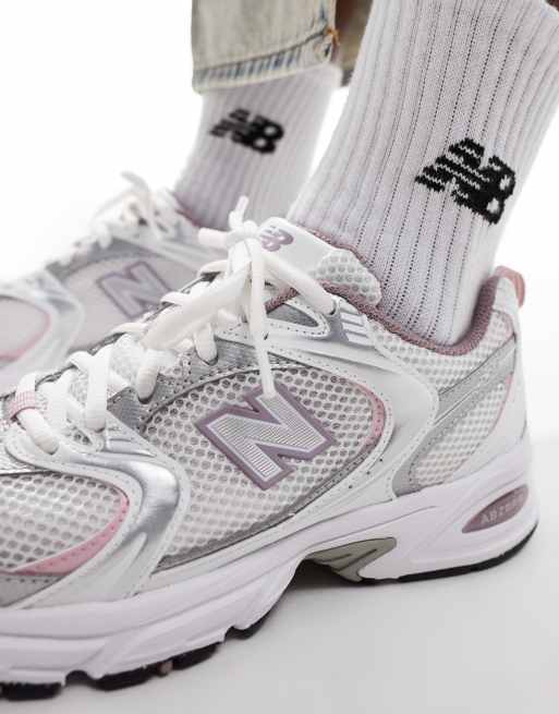 New Balance 530 Sneaker in WeiB mit rosa Details ASOS